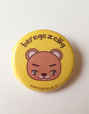 gele button met illustratie van een beer met de tekst beregezellig