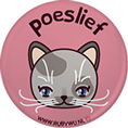 roze button met illustratie van een poes met de tekst poeslief