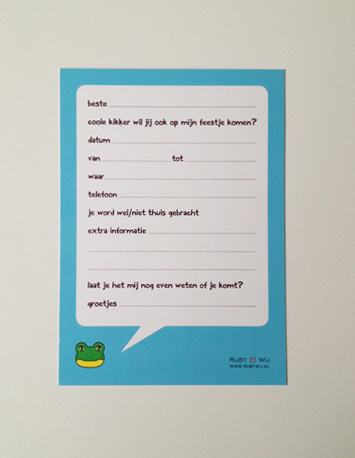 achterkant blauwe uitnodiging met illustratie van een kikker met de tekst coole kikker wil jij ook op mijn feestje komen?
