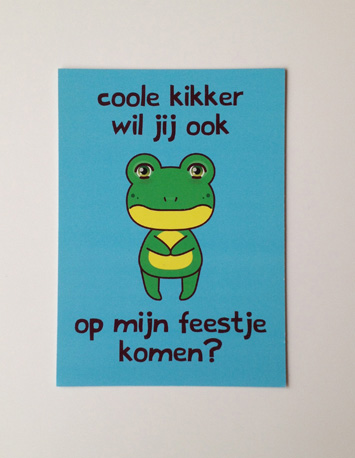 voorkant blauwe uitnodiging met illustratie van een kikker met de tekst coole kikker wil jij ook op mijn feestje komen?